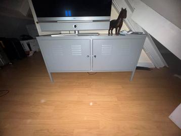 Metalen kastjes met deurtjes beschikbaar voor biedingen