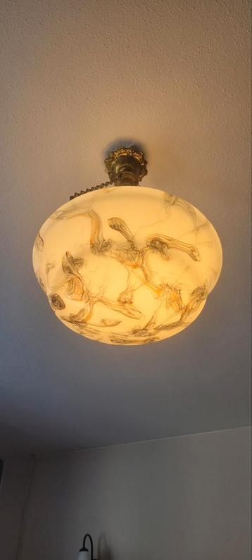 gemarmerde antieke lamp beschikbaar voor biedingen