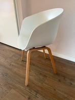 Witte HAY AAC22 stoel met eiken onderstel, Huis en Inrichting, Stoelen, Gebruikt, Wit, Ophalen of Verzenden, Eén