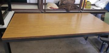 Oude bruine tafel beschikbaar voor biedingen