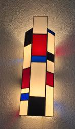 Twee mooie glas in lood wandlampjes, Mondriaanstijl, Huis en Inrichting, Lampen | Wandlampen, Ophalen, Glas