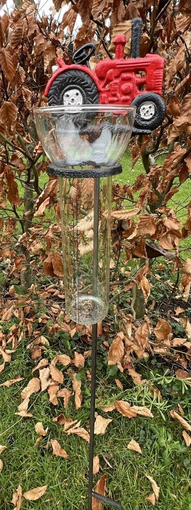 Metalen regenmeter met gietijzeren tractor rood RM140, Tuin en Terras, Tuinstekers, Nieuw, Ophalen of Verzenden