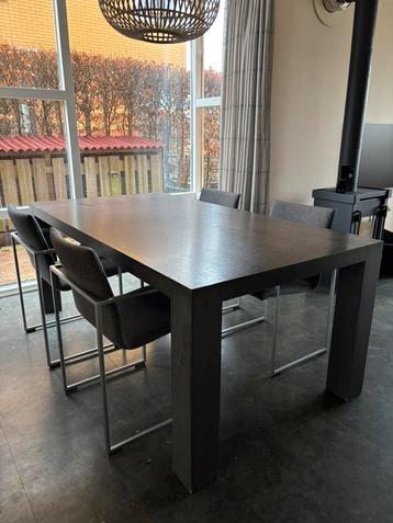Van Rossum eetkamer tafel en 4 Arco eetkamer stoelen beschikbaar voor biedingen