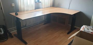 hoek bureau  beschikbaar voor biedingen
