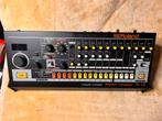 Roland TR-08 Drumcomputer + DK-01 Standaard - Prachtstaat!, Muziek en Instrumenten, Drumcomputers, Ophalen of Verzenden, Zo goed als nieuw