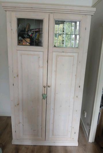 Kast met glas-in-lood beschikbaar voor biedingen
