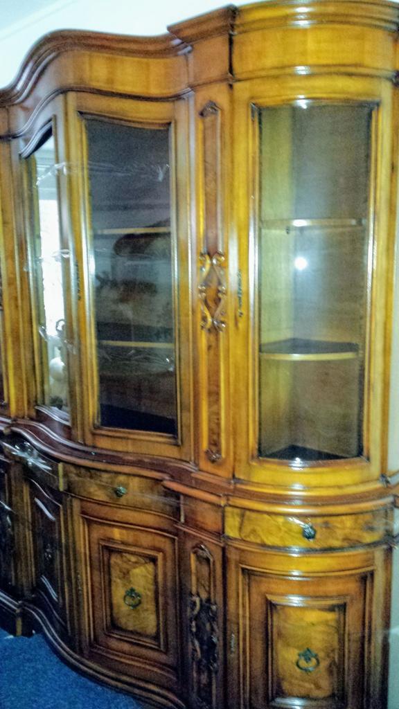Klassiek noten gebogen vitrinekast, Antiek en Kunst, Curiosa en Brocante, Ophalen