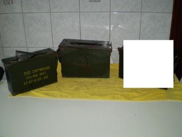 Twee metalen munitiekistjes. 1 x groot en 1x klein. beschikbaar voor biedingen