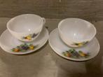 Vintage grote kop en schotel arcopal van met fruitmotief, Huis en Inrichting, Keuken | Servies, Ophalen of Verzenden, Glas, Overige stijlen