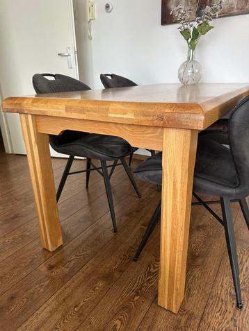 Eiken eettafel beschikbaar voor biedingen