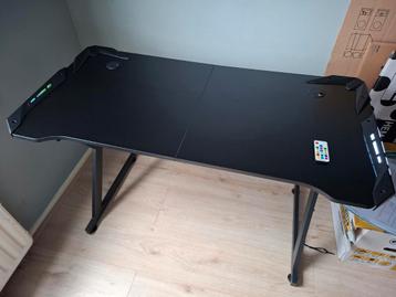 Gamingbureau met ledverlichting  beschikbaar voor biedingen