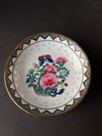 🔷Klein Chinees porseleinen schoteltje: bloemen met vlinder, Antiek en Kunst, Antiek | Porselein, Ophalen of Verzenden