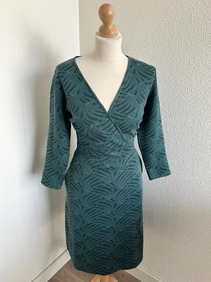 King Louie maat L groene grafische tulip cross dress 2403, Kleding | Dames, Jurken, Zo goed als nieuw, Maat 42/44 (L), Groen, Knielengte