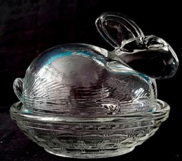 Glazen konijn op nest. beschikbaar voor biedingen