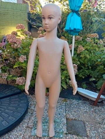 Etalagepop kind  beschikbaar voor biedingen