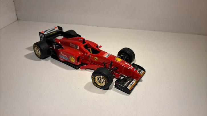 F1 Ferrari f310 Bburago 1.24, Hobby en Vrije tijd, Modelauto's | 1:24, Zo goed als nieuw, Bburago, Ophalen of Verzenden