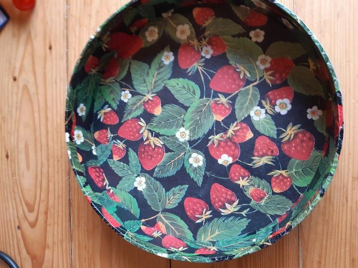 Een mooie schaal Met aardbeien, Huis en Inrichting, Woonaccessoires | Schalen en Manden, Zo goed als nieuw, Schaal, Rond, Overige materialen