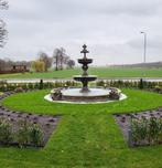 Klassieke fontein met bloembak rand