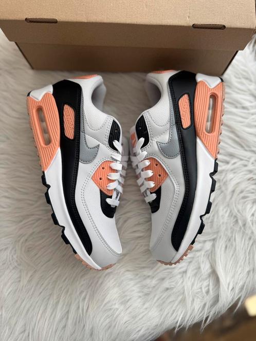 Nike Air Max 90 grijs oranje zwart EU 42 vervangende doos, Kleding | Heren, Schoenen, Nieuw, Sneakers of Gympen, Overige kleuren