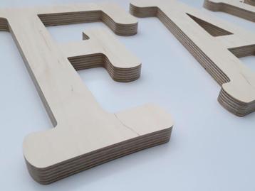 Berken multiplex letters beschikbaar voor biedingen