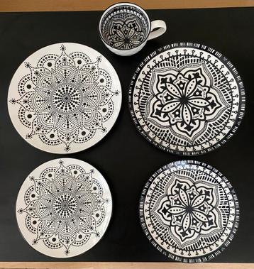 Zwart-Wit Servies met Bloemenprint beschikbaar voor biedingen