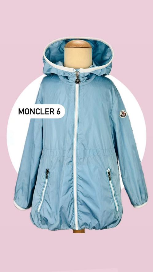 Moncler lichtblauwe parka jas met capuchon meisje maat 6, Kinderen en Baby's, Kinderkleding | Maat 116, Zo goed als nieuw, Meisje