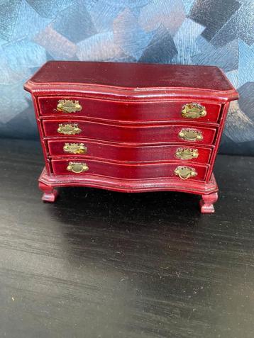 Poppenhuis kasten, klok tafel enz. beschikbaar voor biedingen