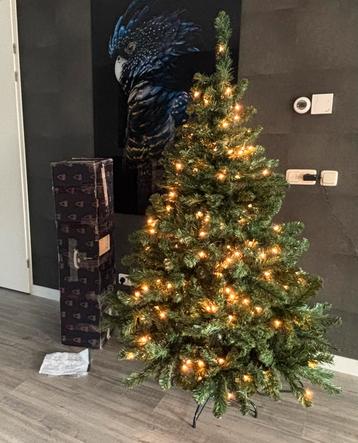Kerstboom 180cm incl verlichting Z.g.a.n. beschikbaar voor biedingen