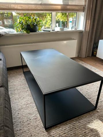 Zwarte metalen salontafel