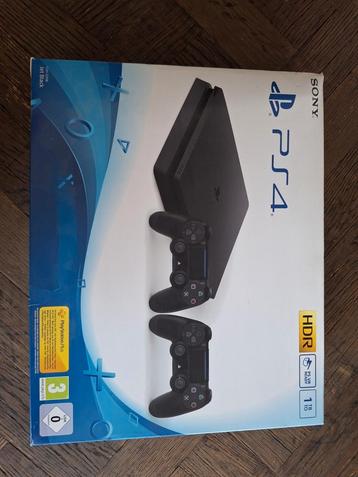 PlayStation 4 1TB + 2 Controllers beschikbaar voor biedingen