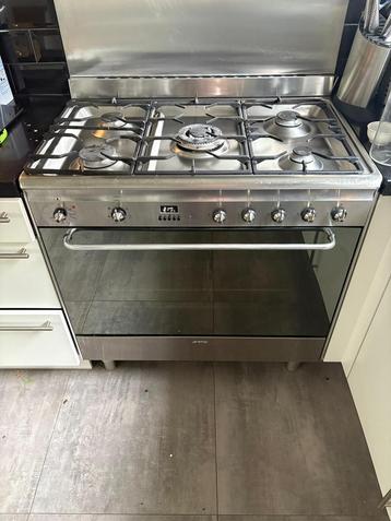 Smeg oven en 5-pits gasfornuis beschikbaar voor biedingen