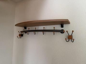 Kapstok met losse plank - 18 haakjes beschikbaar voor biedingen