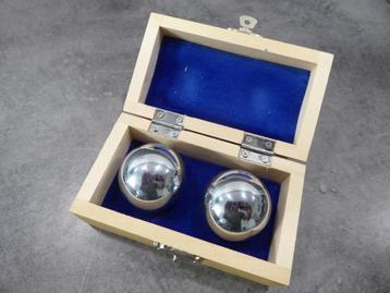 Houten kistje met 2 meditatie balletjes.  beschikbaar voor biedingen