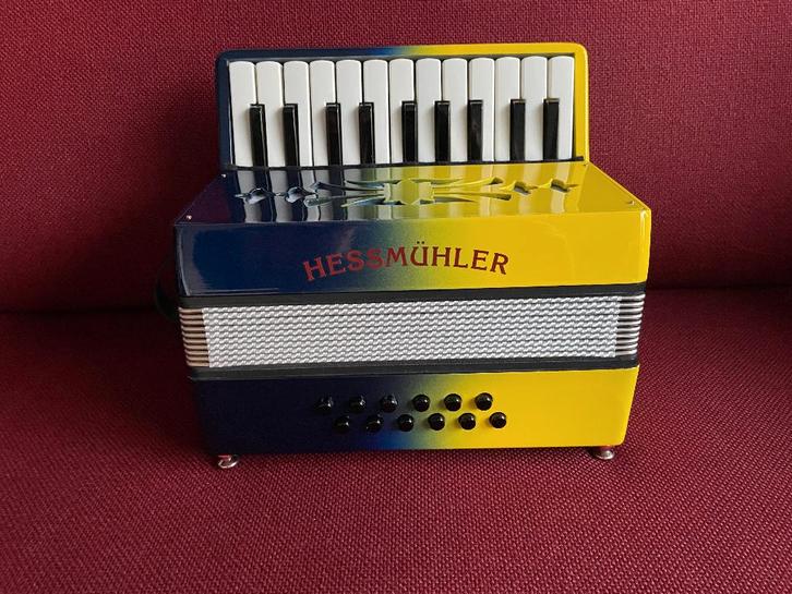 Z.g.a.n. kleine duitse Hessmüller accordeon . 12 bas ., Muziek en Instrumenten, Accordeons, Zo goed als nieuw, Toetsaccordeon