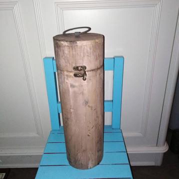 Wijnkoker van hout in boomstamvorm beschikbaar voor biedingen