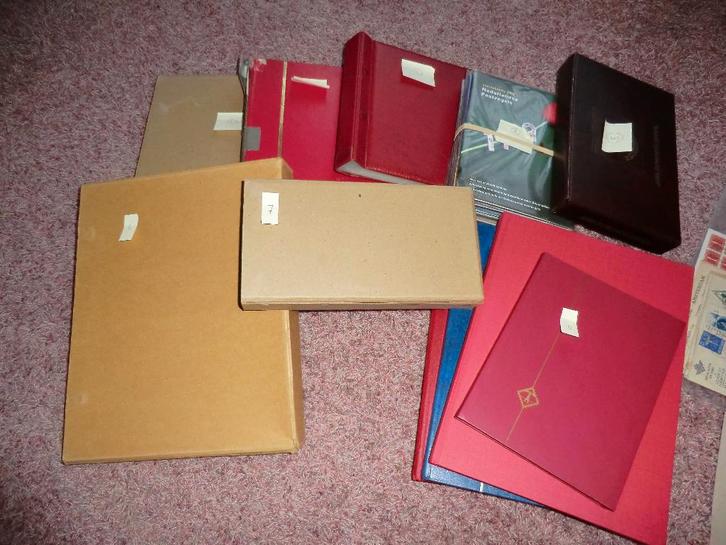 Doos met albums en diversen, Postzegels en Munten, Postzegels | Volle albums en Verzamelingen, Nederland en Buitenland, Ophalen of Verzenden