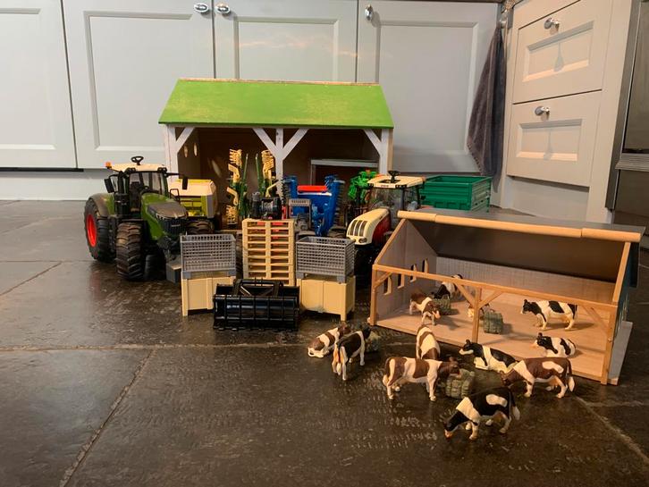 Bruder trekkers + werktuigen + schuur en koeienstal, Kinderen en Baby's, Speelgoed | Speelgoedvoertuigen, Gebruikt, Ophalen