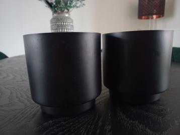 2 zwarte metalen bloempotten beschikbaar voor biedingen