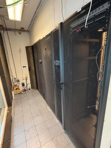 Gebruikte serverkasten incl toebehoren - te koop beschikbaar voor biedingen