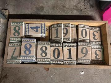 Vintage tegels met nummers zwart groen blauw beschikbaar voor biedingen