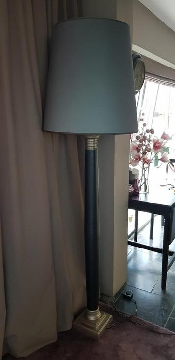 Stevige vloerlamp. Grijze kap. Zwart/zilver. beschikbaar voor biedingen