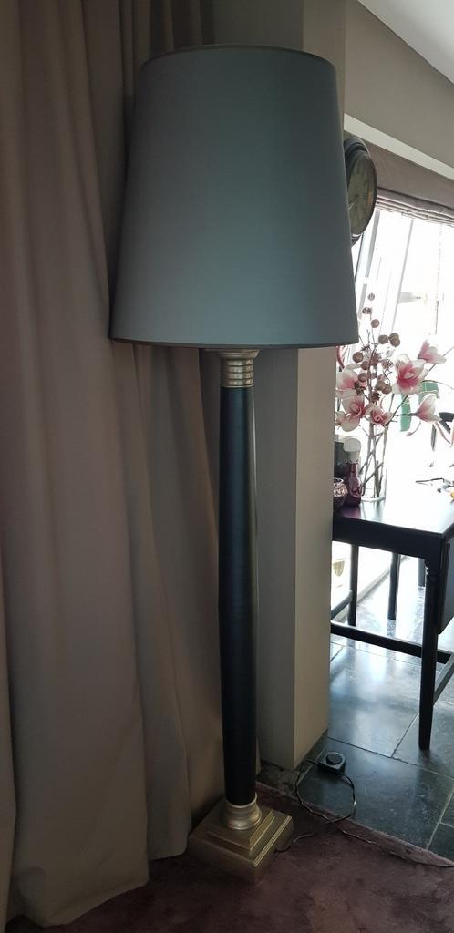 Stevige vloerlamp. Grijze kap. Zwart/zilver., Huis en Inrichting, Lampen | Vloerlampen, Zo goed als nieuw, 150 tot 200 cm, Metaal
