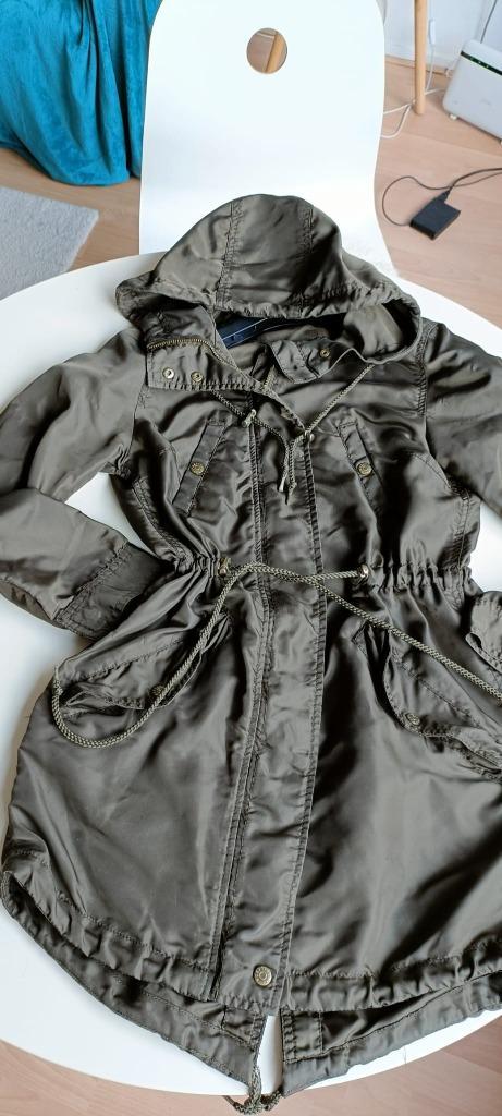 H&M Jasje – Donkergroen met Glanzend Effect, Kleding | Dames, Jassen | Zomer, Zo goed als nieuw, Maat 36 (S), Groen, Ophalen of Verzenden