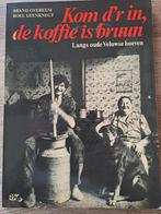 KOM D'R IN, DE KOFFIE IS BRUUN. LANGS OUDE VELUWSE HOEVEN., Boeken, Ophalen of Verzenden, Brand Overeem & Roel Leenknegt, 20e eeuw of later