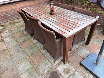Tuintafel met zes stoelen beschikbaar voor biedingen