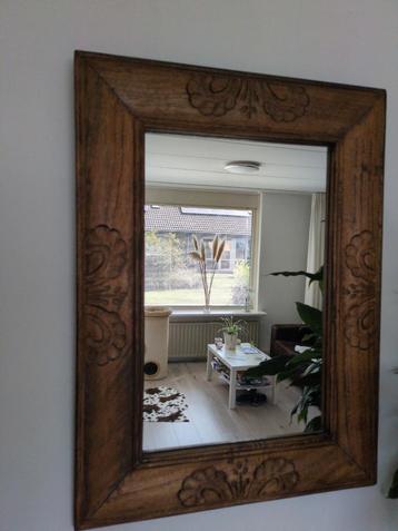 Houten Spiegel met Decoratief Frame beschikbaar voor biedingen
