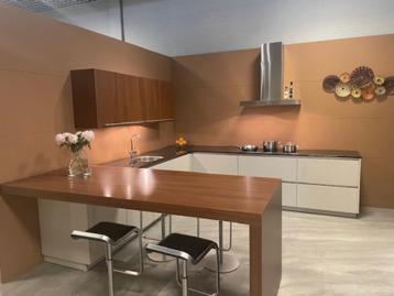 Mooie keuken hoekopstelling zandbeige met bar gedeelte beschikbaar voor biedingen