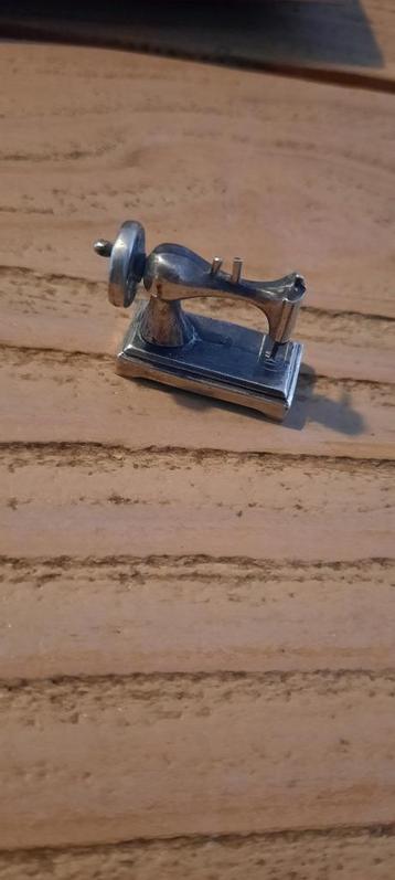 Antiek, zilveren miniatuurtje, naaimachine. beschikbaar voor biedingen