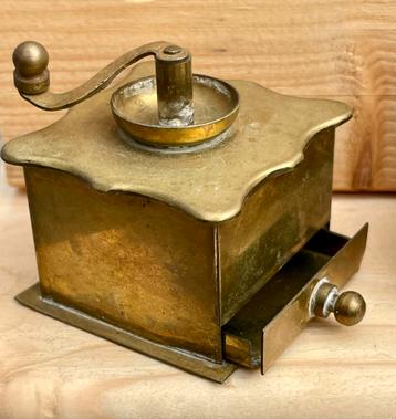Een miniatuur koffiemolen beschikbaar voor biedingen