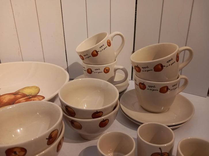 Jet servies Appel., Huis en Inrichting, Keuken | Servies, Zo goed als nieuw, Kop(pen) en/of Schotel(s), Overige stijlen, Porselein